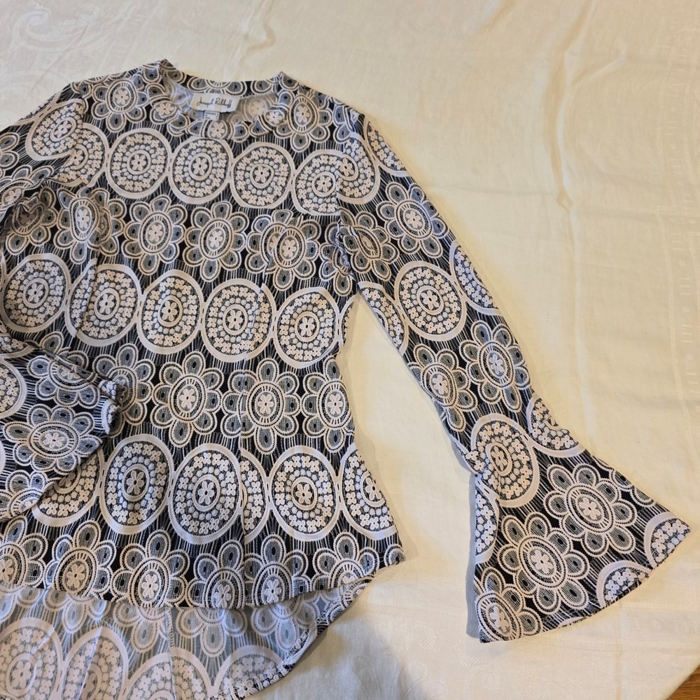 Joseph Ribkoff Black White Medallion Bell Sleeve High Low Blouse Top Size 8